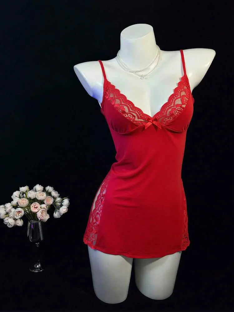 SHEIN فستان لانجري نسائي قصير بفتحة جانبية ودانتيل متباين وظهر مفتوح بلون أحمر