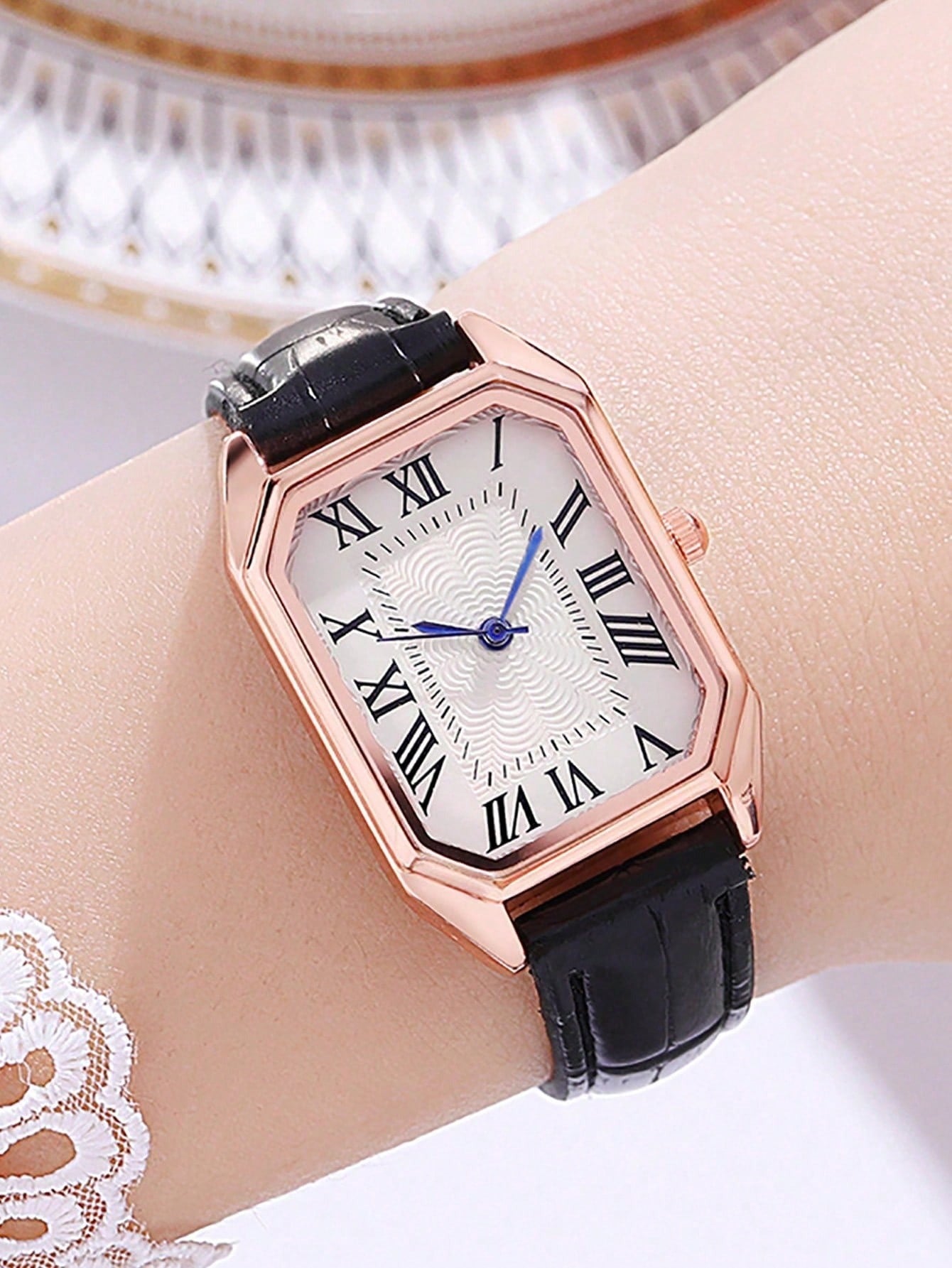 SHEIN ساعة نسائية كوارتز عتيقة بقرص مربع تصميم بسيط
