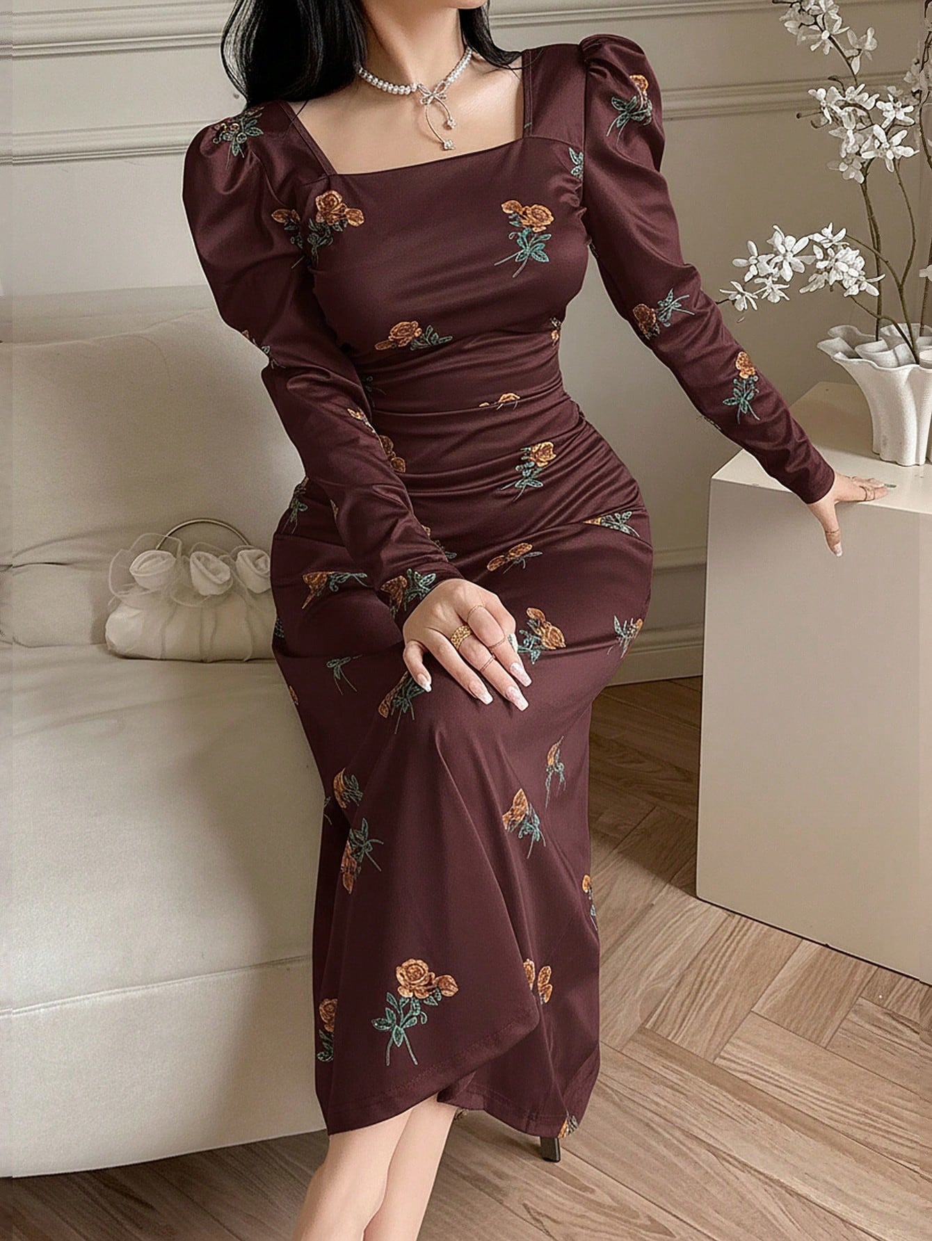 SHEIN Feyla فستان متوسط الطول مطبوع بزهور بأكمام منتفخة