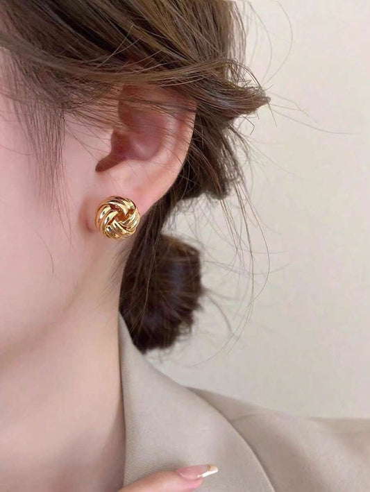 SHEIN زوج أقراط مضفرة خفيفة باللون الذهبي