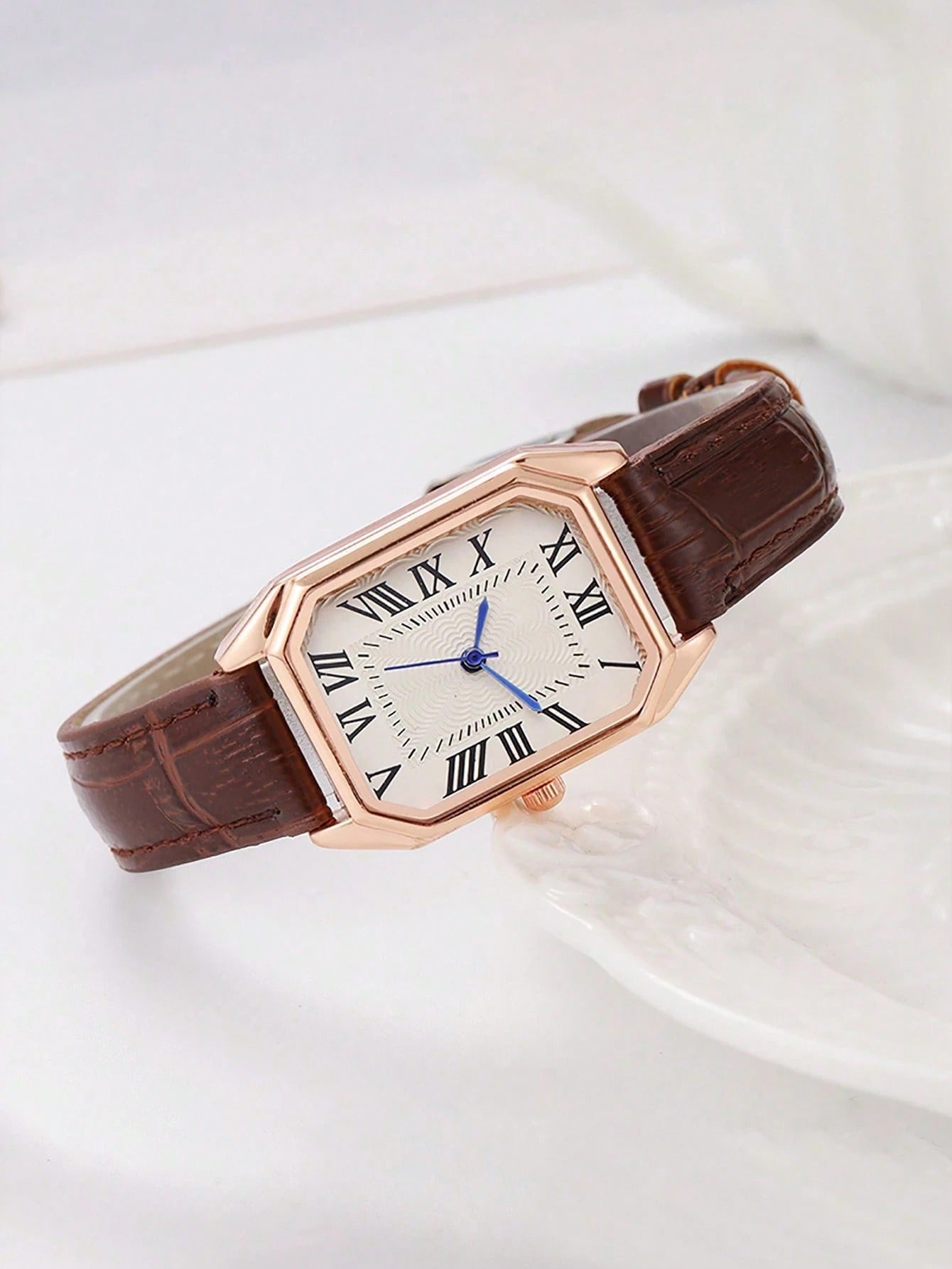 SHEIN ساعة نسائية كوارتز عتيقة بقرص مربع تصميم بسيط