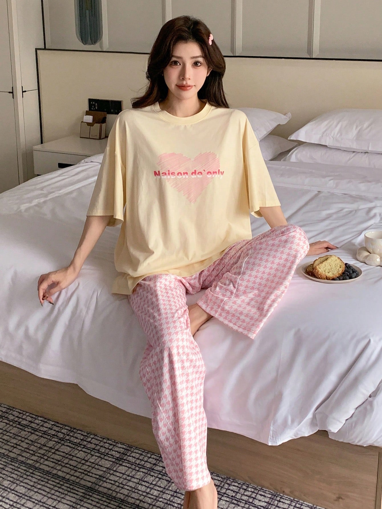 SHEIN DAZY طقم بيجامة فضفاض تي شيرت بطبعة قلب