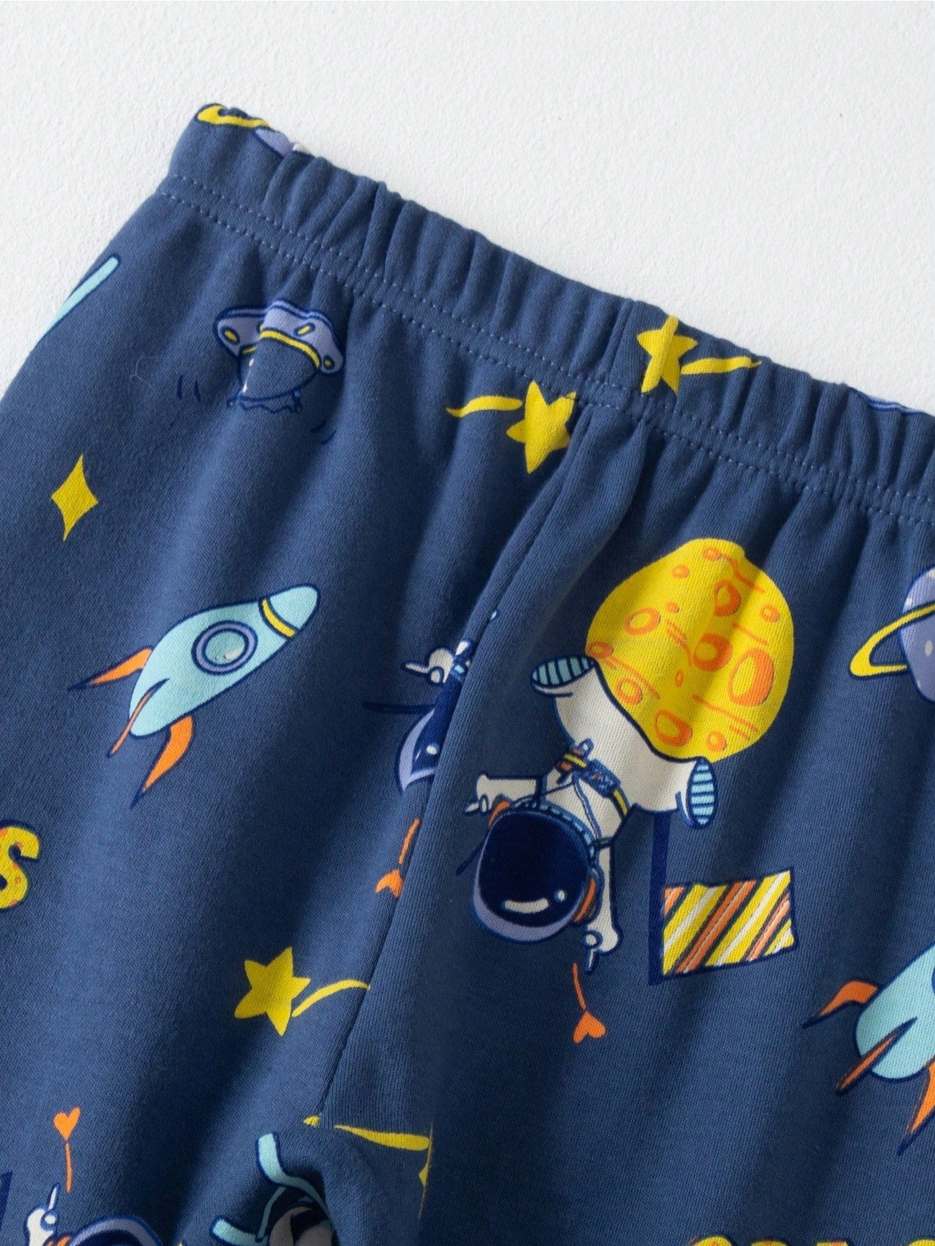 SHEIN مجموعة ملابس استرخاء للأطفال برسوم كرتونية طويلة الأكمام والبنطلون