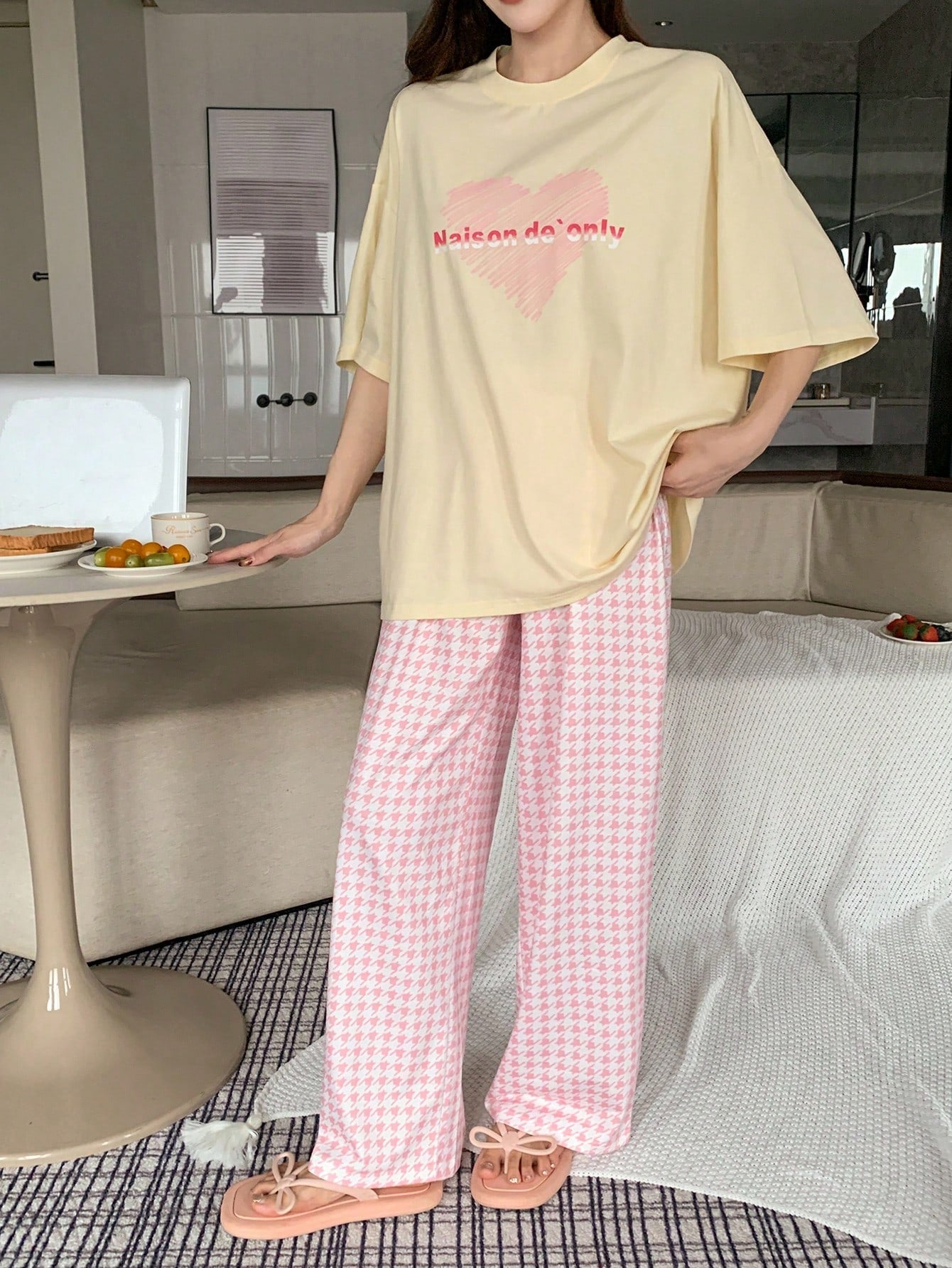 SHEIN DAZY طقم بيجامة فضفاض تي شيرت بطبعة قلب