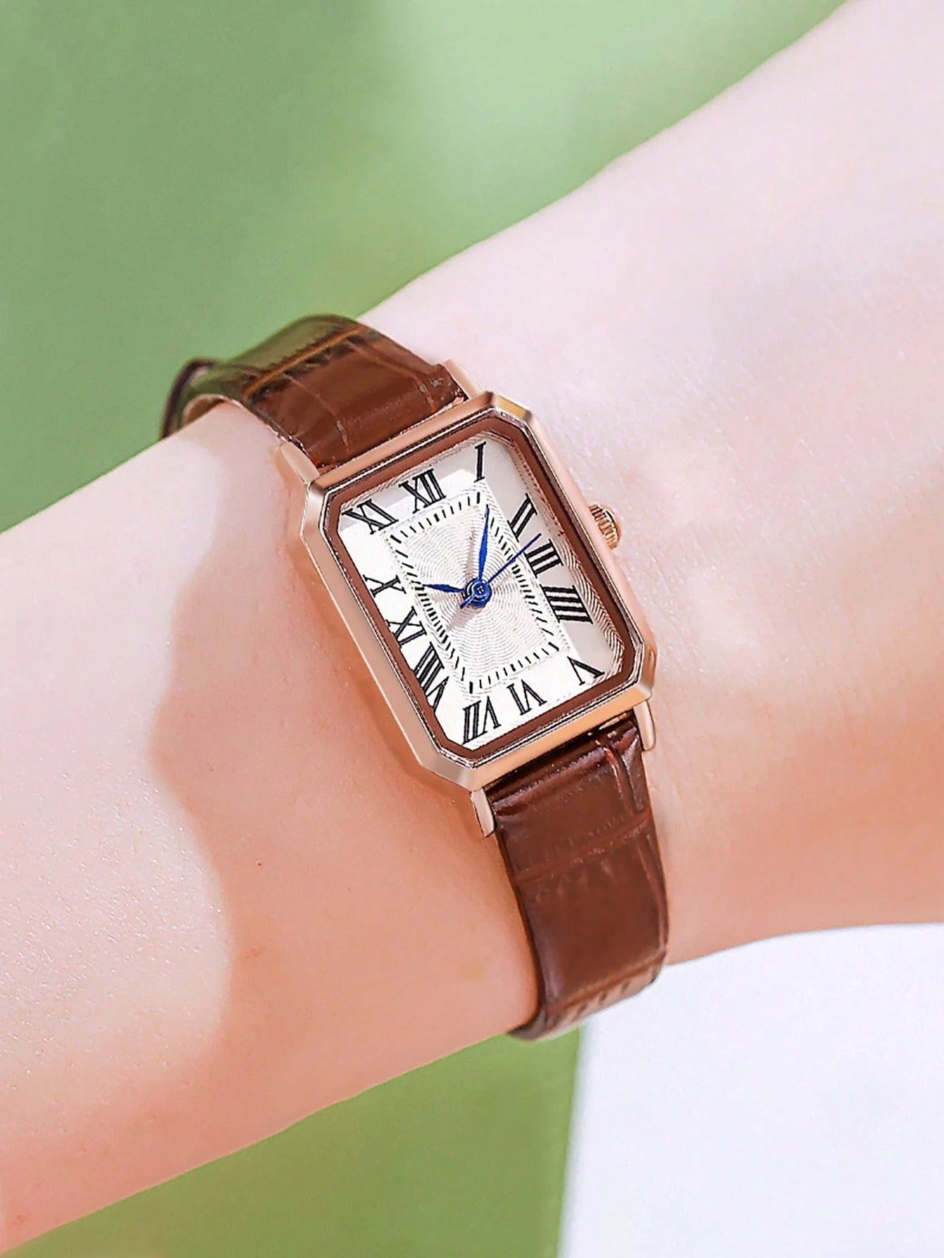 SHEIN ساعة نسائية كوارتز عتيقة بقرص مربع تصميم بسيط