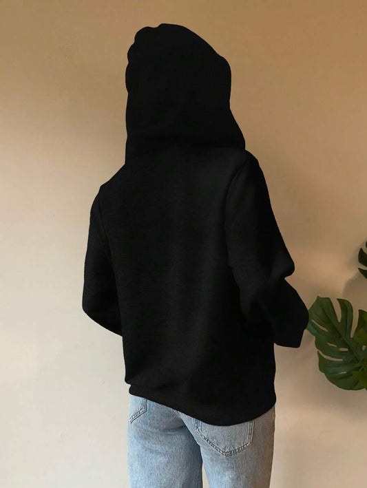 SHEIN EZwear هودي أسود مطبوع بطبعة فارس مع كابوشون