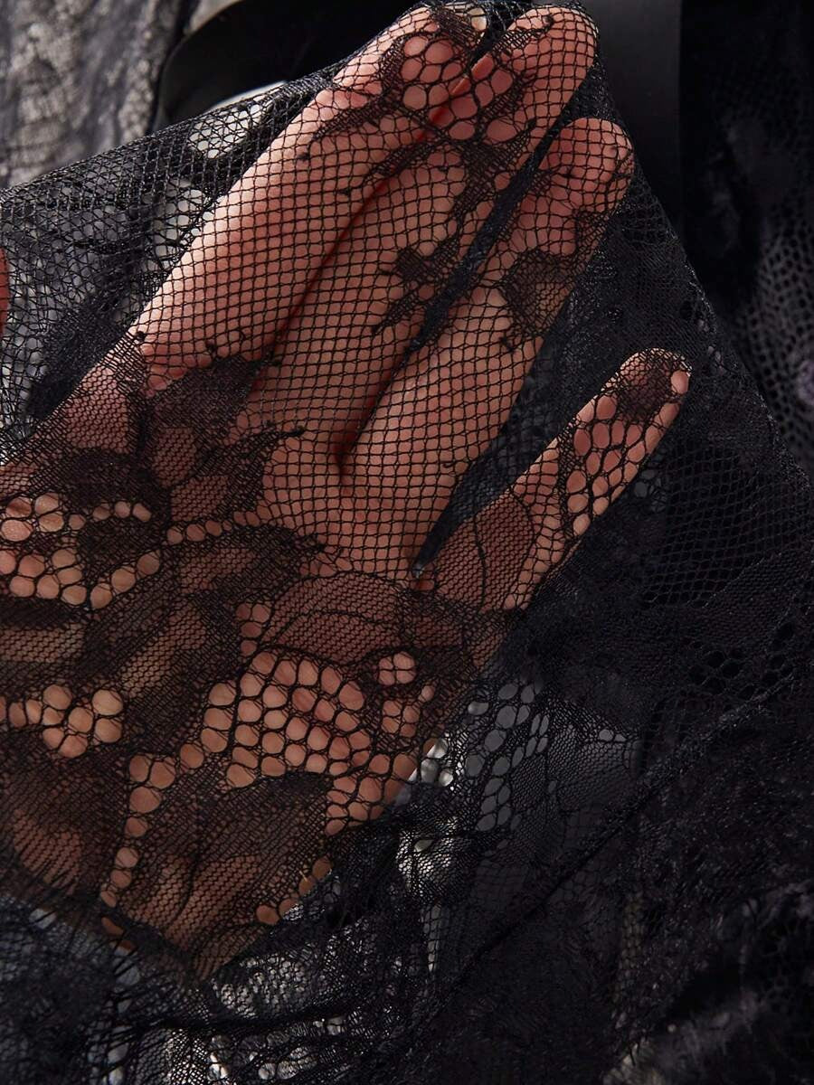 SHEIN بدلة نوم من الدانتيل والتطريز الناعم بقماش مرن