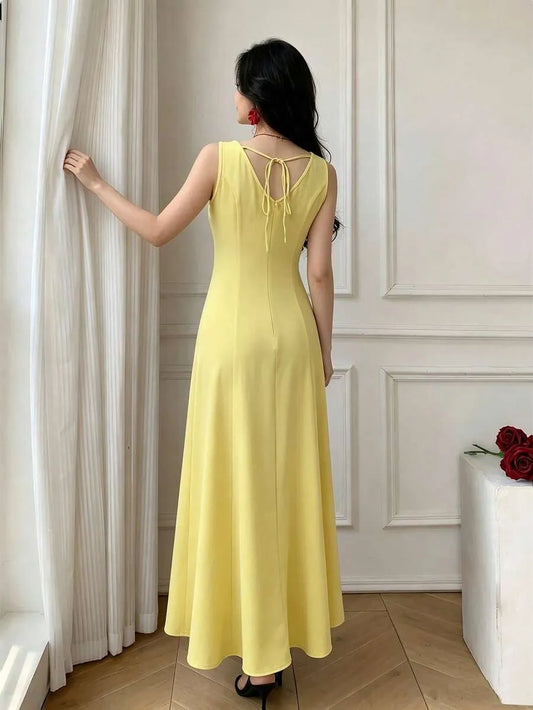 SHEIN Celisse فستان ميدي فرنسي بدون أكمام بفتحة وتحديد خصر