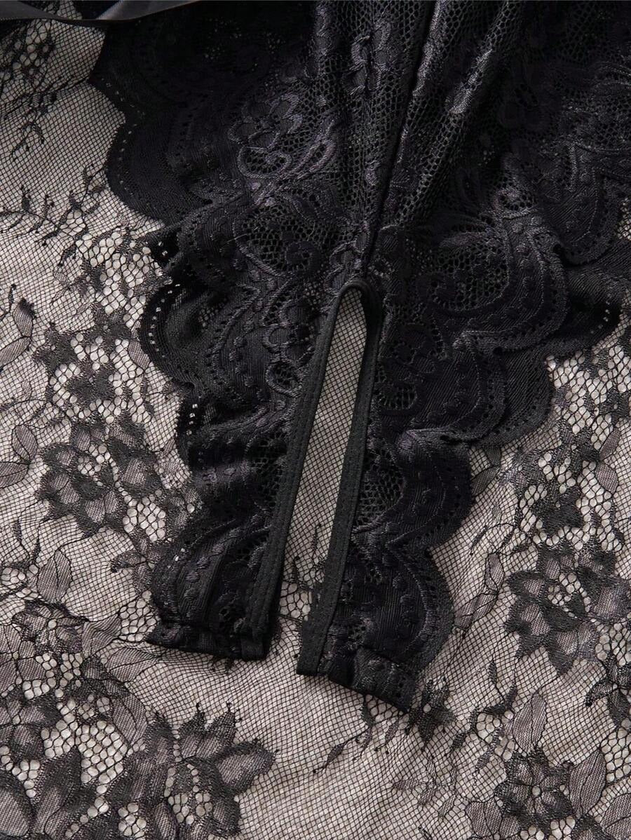 SHEIN بدلة نوم من الدانتيل والتطريز الناعم بقماش مرن