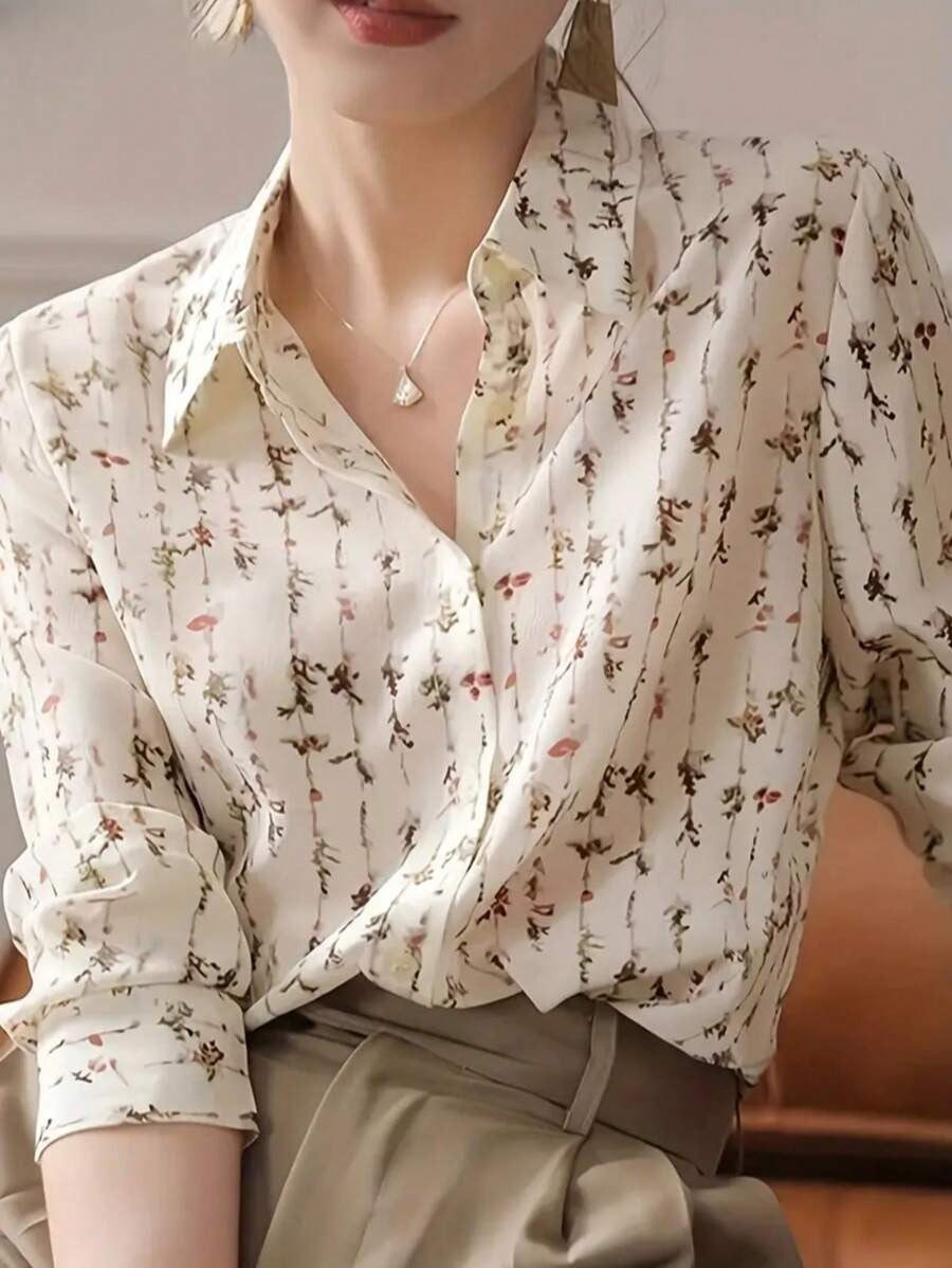 SHEIN قميص بطبعة زهرية ناعمة وأزرار أمامية