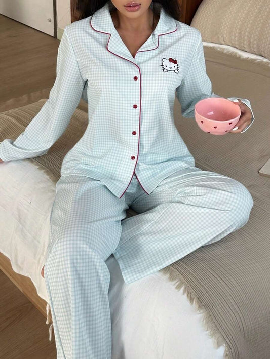 SHEIN Sanrio Hello Kitty  طقم بيجامة بنقشة مربعات باللون الأزرق والأبيض