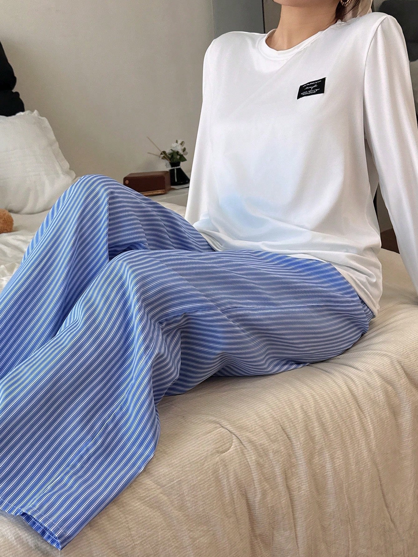 SHEIN طقم بيجاما نسائي بأكمام طويلة وطباعة حرفية وبنطال مخطط أزرق وأبيض