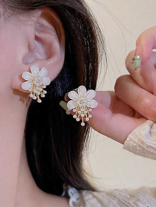 SHEIN أقراط دبوسية بتصميم زهرة صغير مع لمسة لؤلؤ ناعمة
