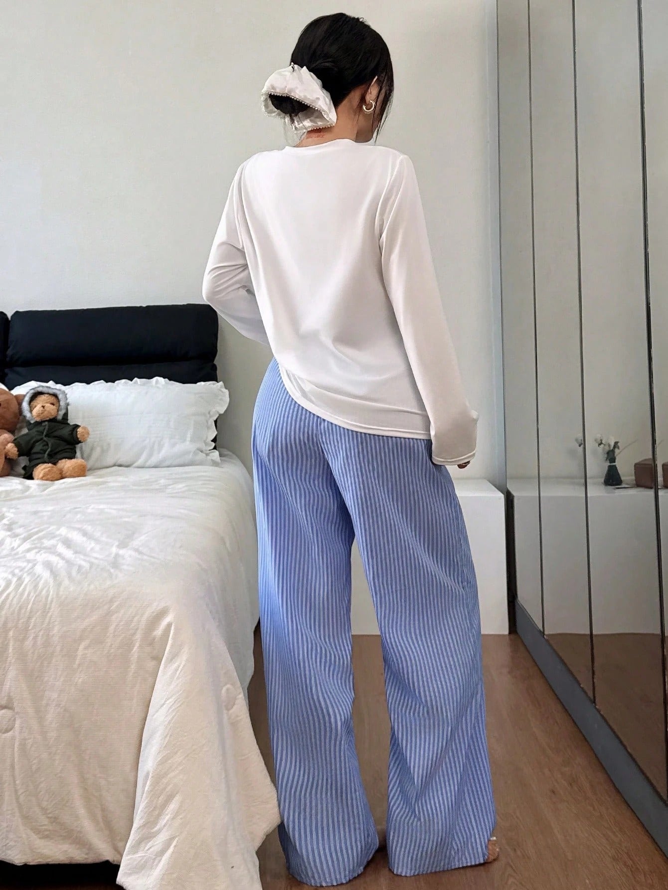 SHEIN طقم بيجاما نسائي بأكمام طويلة وطباعة حرفية وبنطال مخطط أزرق وأبيض