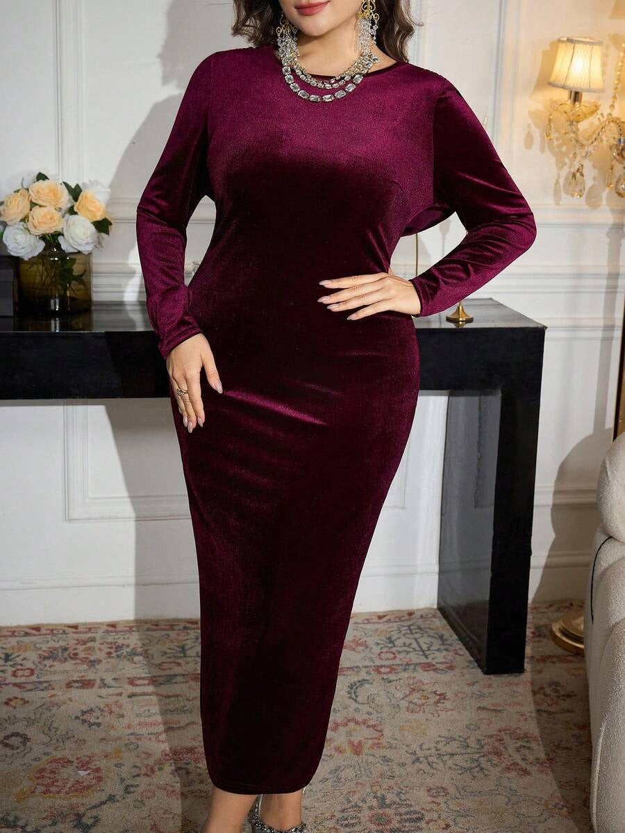 SHEIN Modelyn فستان عنابي مزين باللؤلؤ من القطيفة للمقاسات الكبيرة