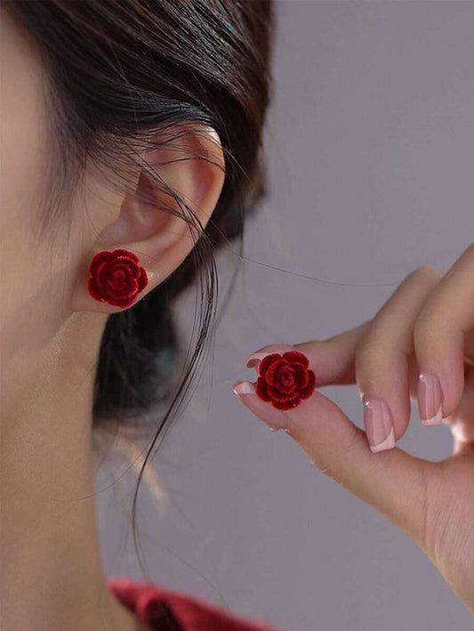 SHEIN زوج أقراط حمراء بتصميم الشرابة والوردة