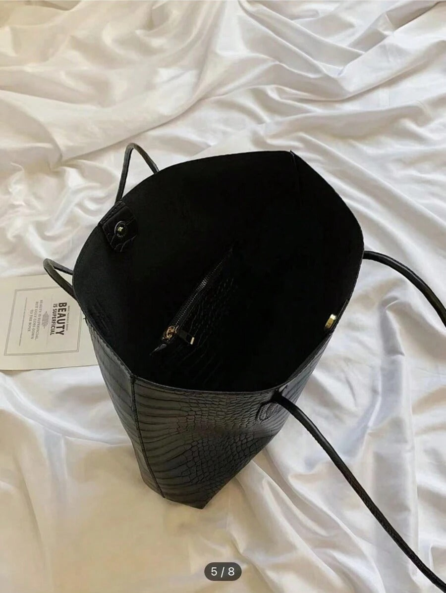 SHEIN حقيبة كتف جلدية سوداء بطبعة التماسيح