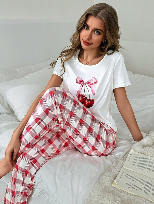 SHEIN بيجامة بطبعة فيونكة وكرز مع بنطلون مربعات