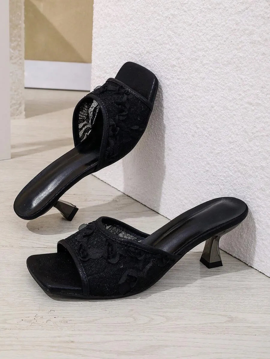 SHEIN صنادل نسائية بكعب عالي دانتيل زهري أسود وأبيض