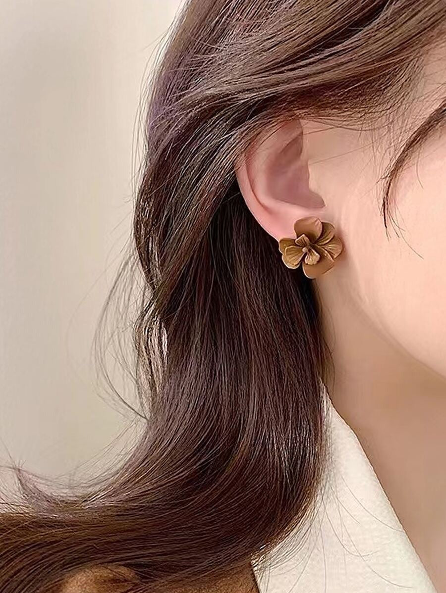 SHEIN زوج أقراط ناعمة على شكل زهرة