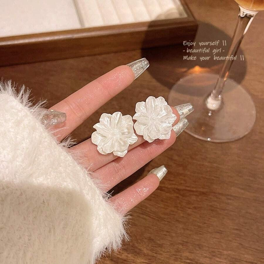 SHEIN زوج أقراط تصميم وردة أنيق لون أبيض