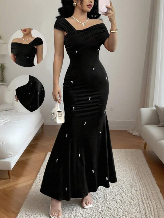 SHEIN Rafferiza فستان اسود غير متماثل مزين بخرز