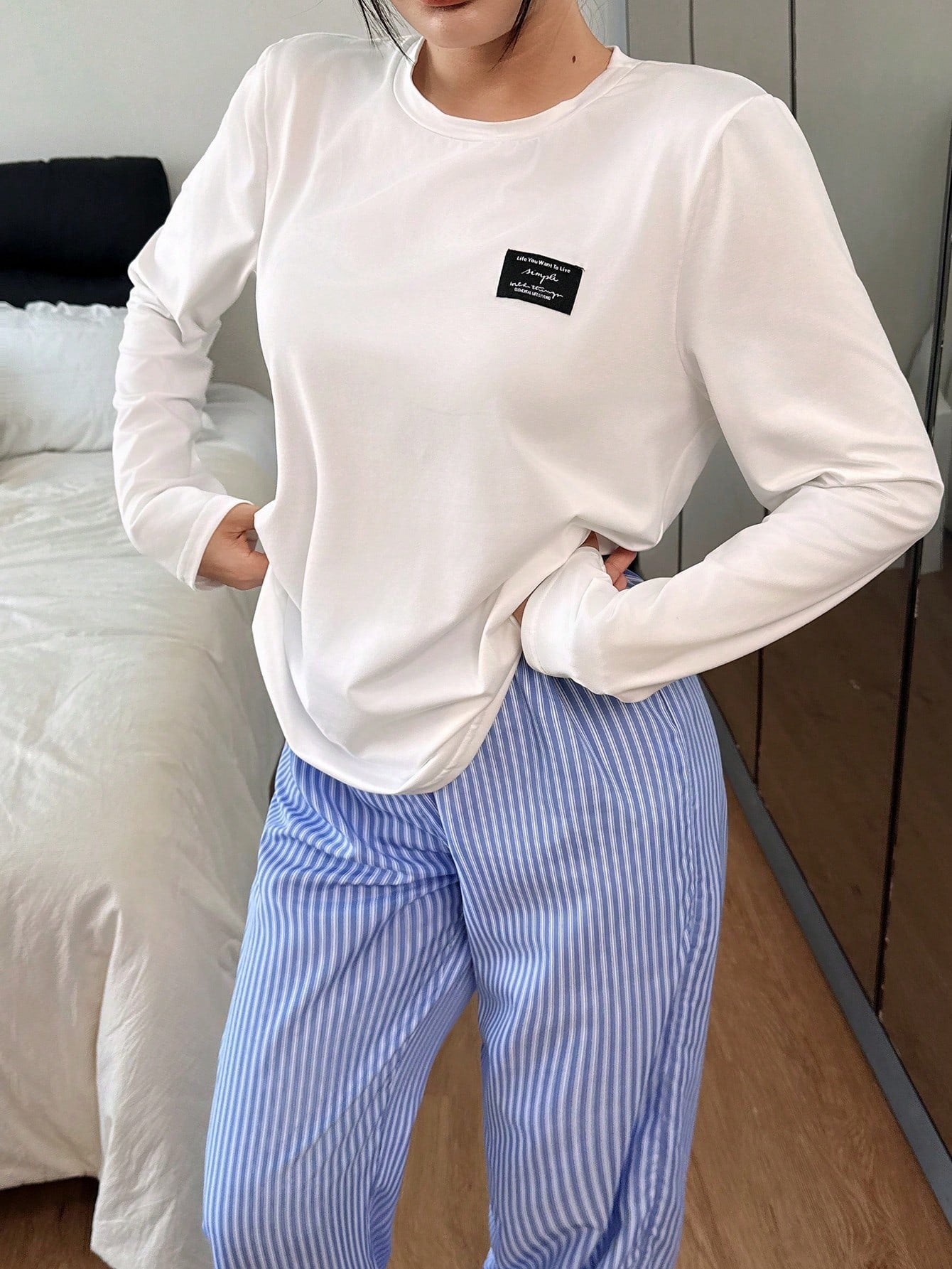 SHEIN طقم بيجاما نسائي بأكمام طويلة وطباعة حرفية وبنطال مخطط أزرق وأبيض