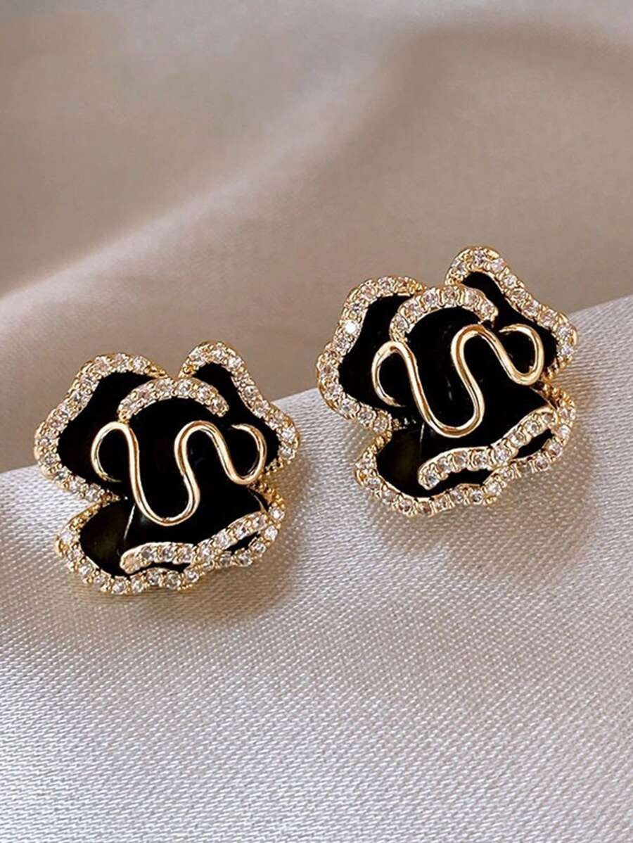 SHEIN زوج أقراط بتصميم زهري أنثوي وفاخر