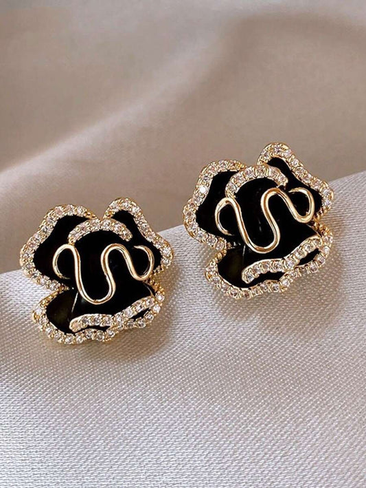 SHEIN زوج أقراط بتصميم زهري أنثوي وفاخر