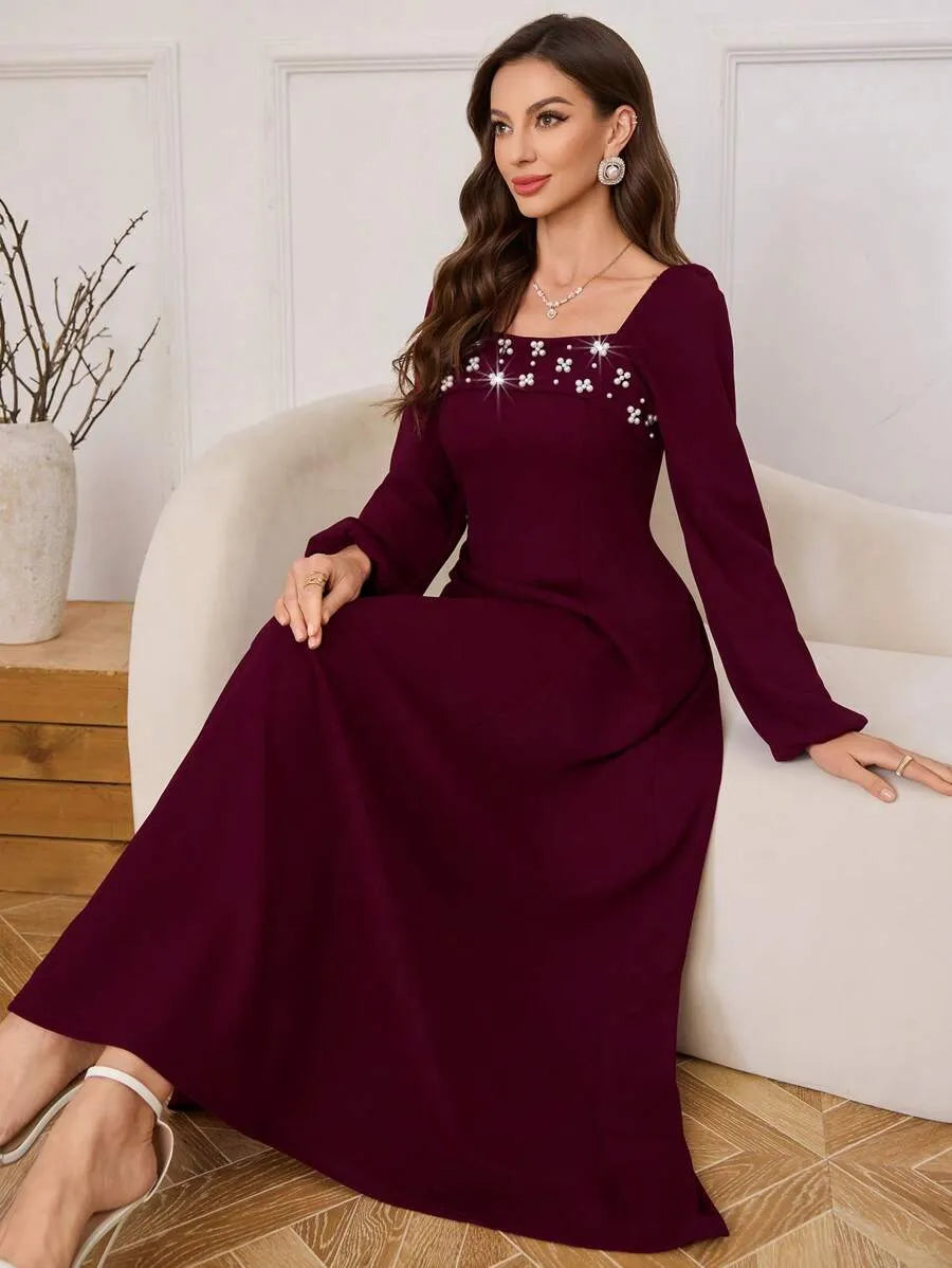 SHEIN Modelyn فستان طويل ضيق بياقة مربعة وأكمام فانوس وتفاصيل لؤلؤ بلون عنابي