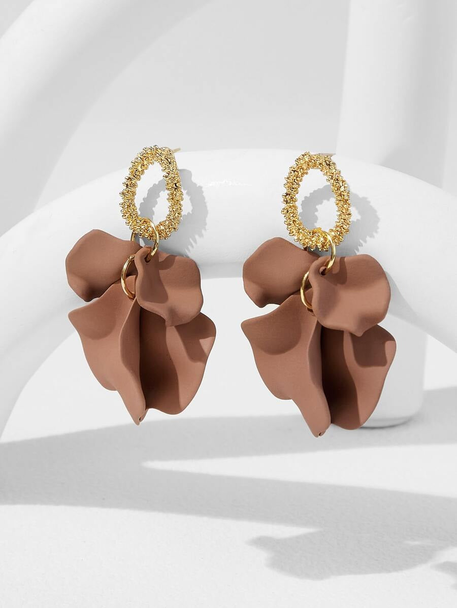 SHEIN Andkiss زوج أقراط بشكل زهرة بلون بني قهوة