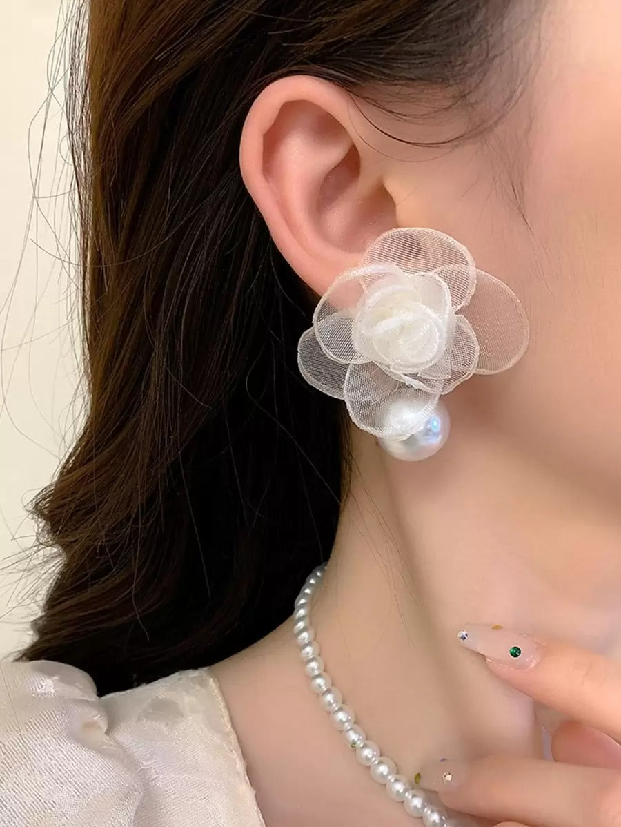 SHEIN أقراط بتصميم زهور أنيق مع خرز