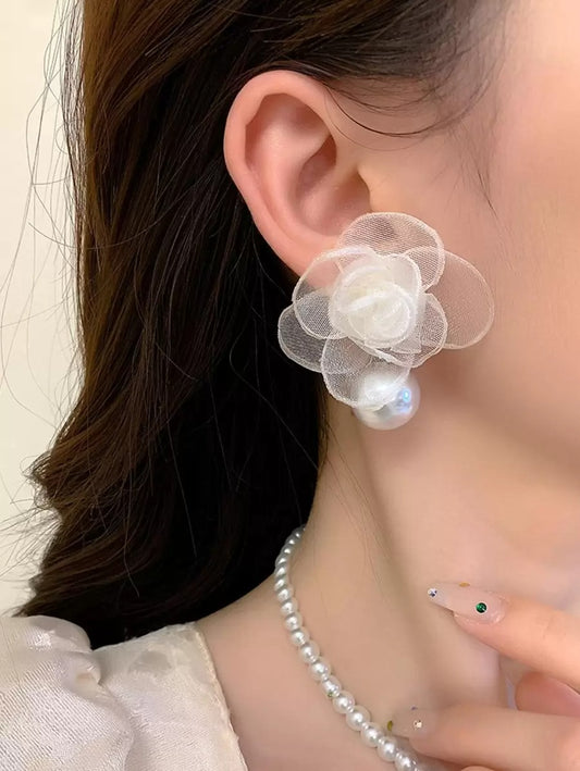SHEIN أقراط بتصميم زهور أنيق مع خرز