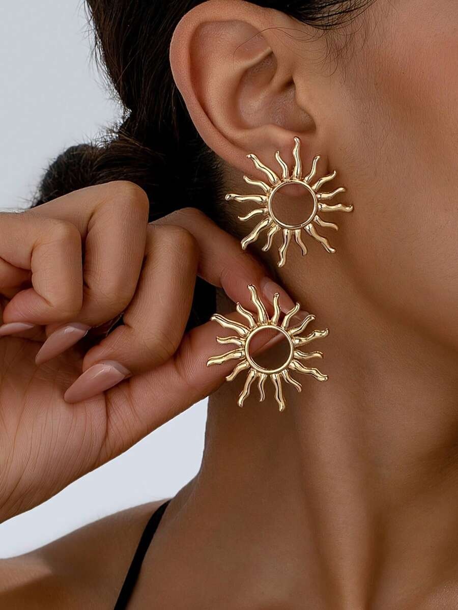 SHEIN زوج أقراط ذهبية بشكل زهرة عباد الشمس