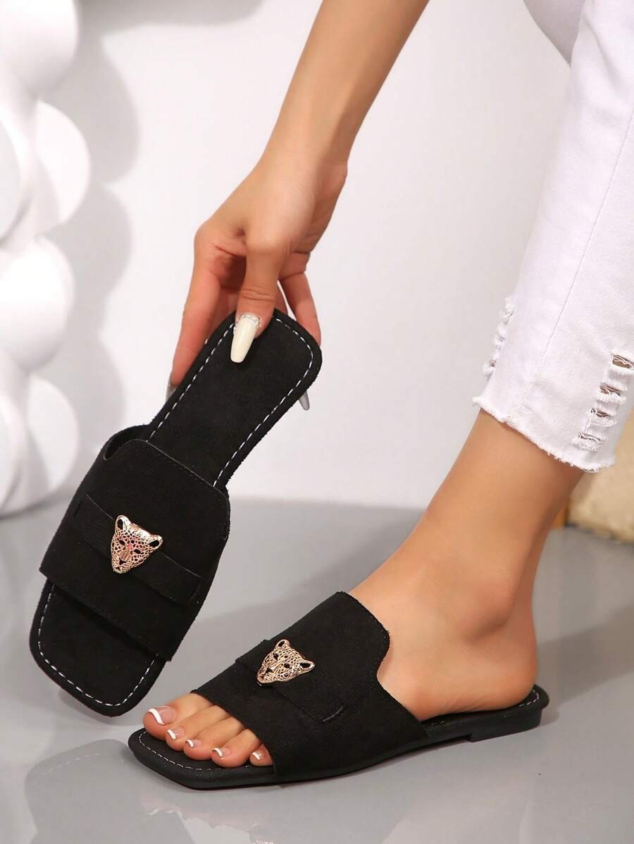SHEIN صندل نسائي مسطح لون أسود مزين بأكسسوار