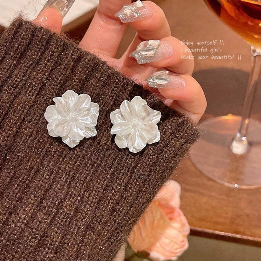 SHEIN زوج أقراط تصميم وردة أنيق لون أبيض
