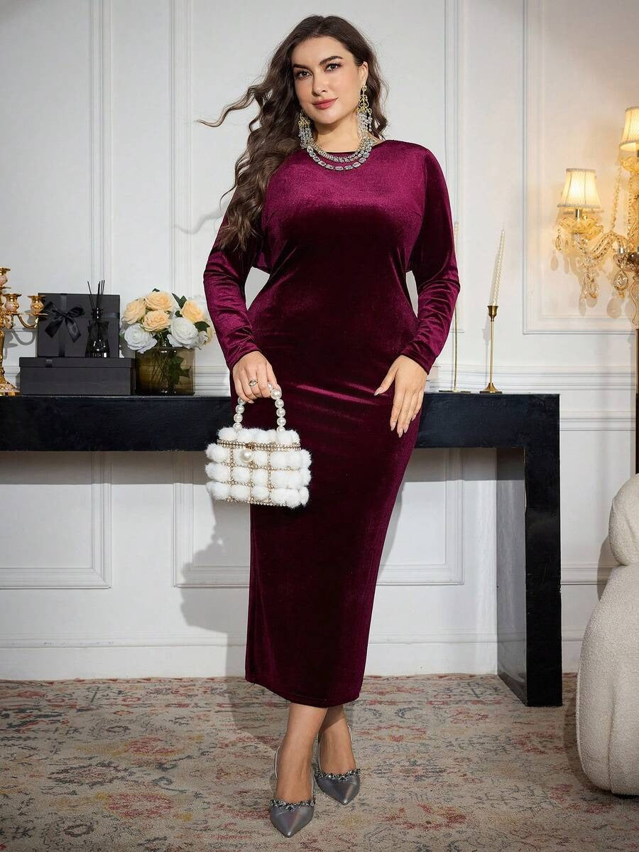 SHEIN Modelyn فستان عنابي مزين باللؤلؤ من القطيفة للمقاسات الكبيرة