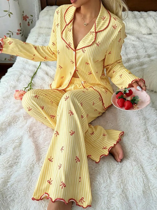 SHEIN CottageSlumber طقم بيجامة قطعتين مخططة بطبعة فيونكات بأكمام طويلة