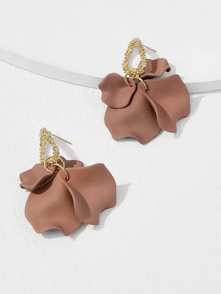 SHEIN Andkiss زوج أقراط بشكل زهرة بلون بني قهوة