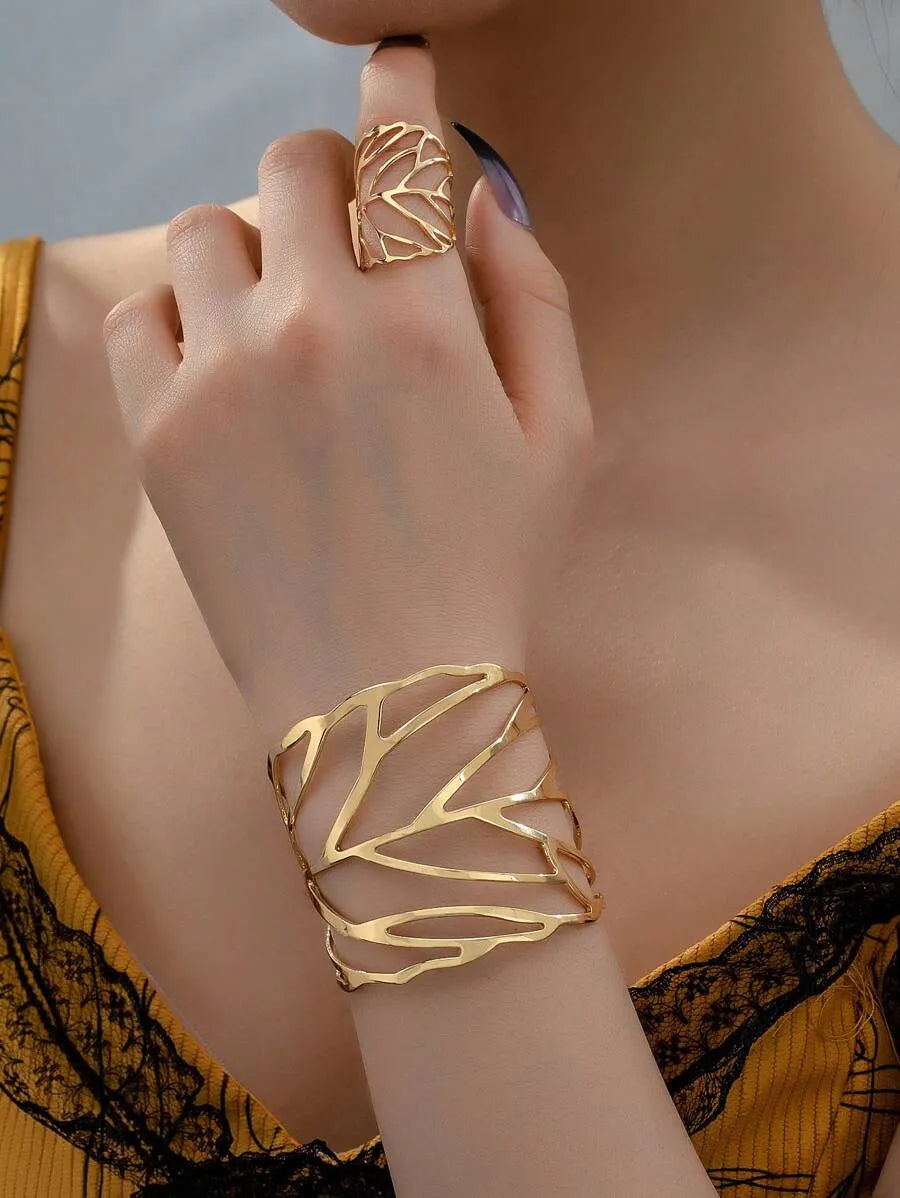 SHEIN سوار وخاتم نسائي بتصميم أوراق الشجر بلون ذهبي أصفر