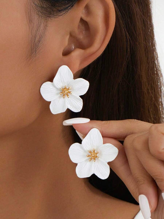 SHEIN زوج أقراط بلون أبيض بشكل زهرة