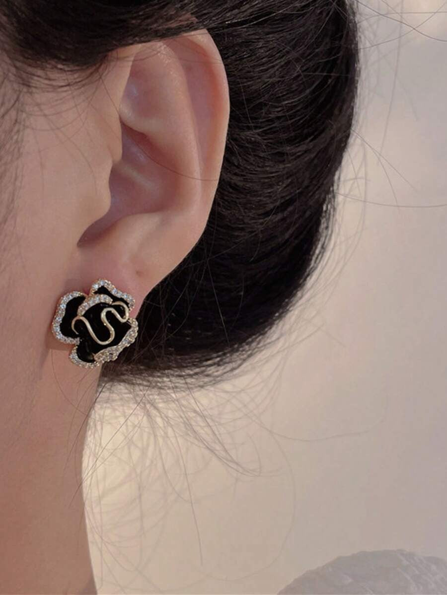 SHEIN زوج أقراط بتصميم زهري أنثوي وفاخر