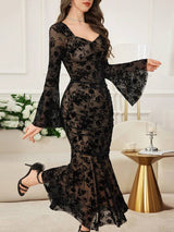 SHEIN Modelyn فستان اسود بأكمام واسعة مزخرف بالورود