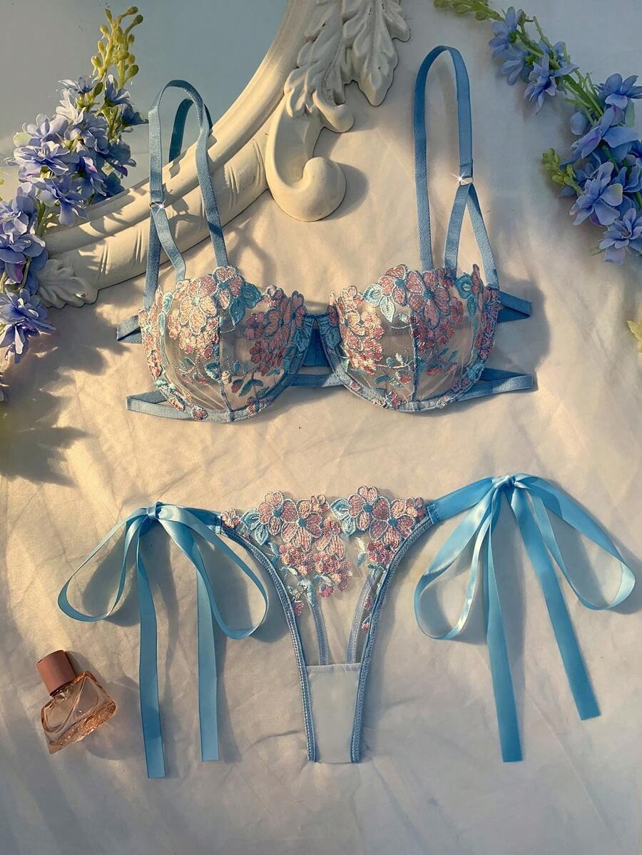 SHEIN طقم لانجري دانتيل مطرّز باللون الأزرق السماوي