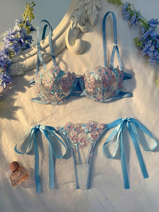 SHEIN طقم لانجري دانتيل مطرّز باللون الأزرق السماوي