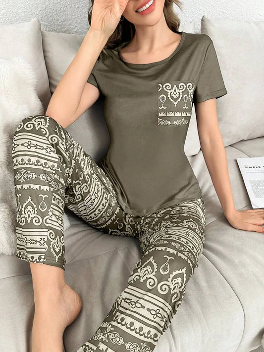 SHEIN طقم قطعتين بيجاما بتيشيرت بأكمام قصيرة وبنطلون طويل متعدد الألوان
