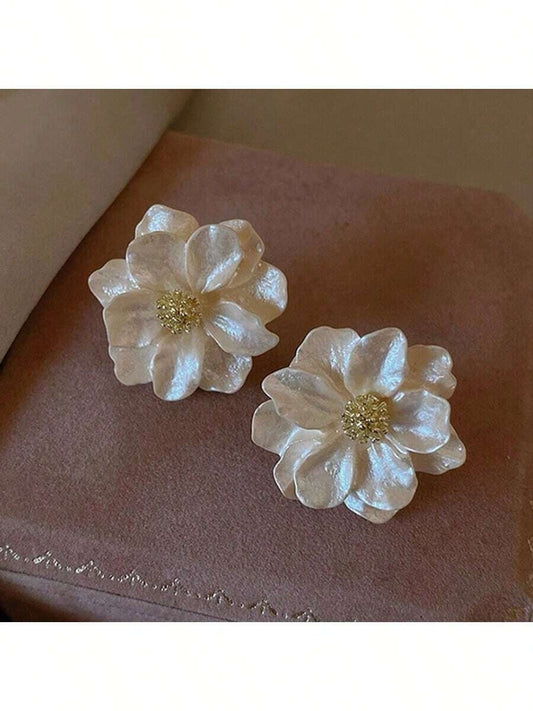 SHEIN زوج أقراط أزهار معلقة ناعمة لون بيج