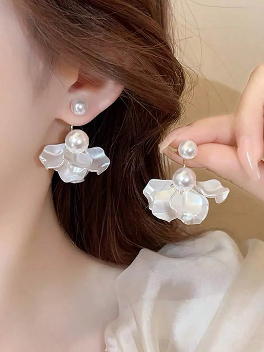 SHEIN زوج أقراط بتصميم بتلات زهور أنيقة للنساء