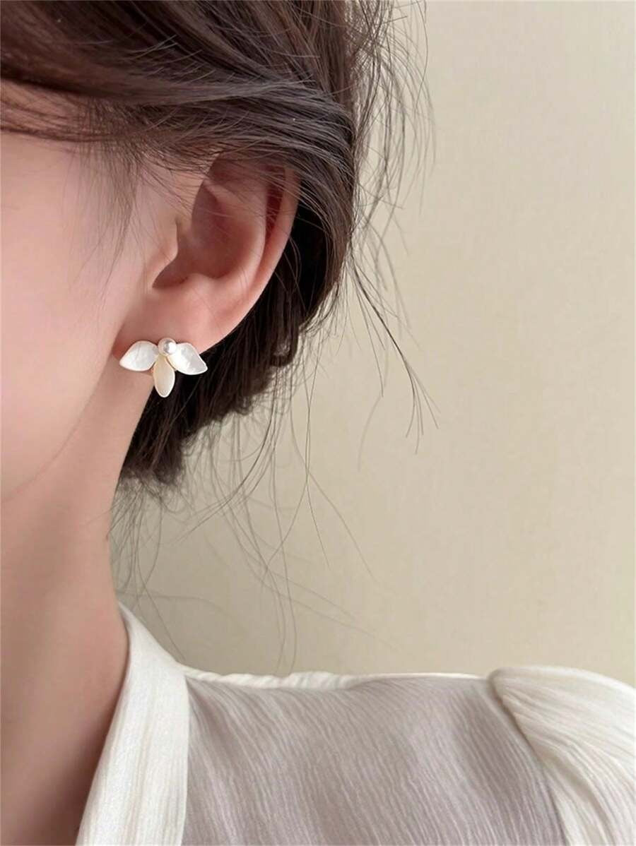 SHEIN أقراط أزرار بيضاء بزهرة وخرز لؤلؤ