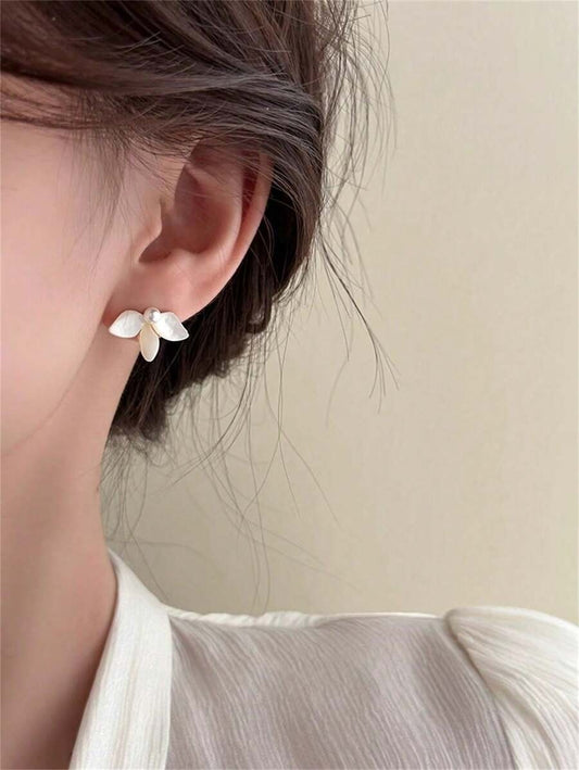 SHEIN أقراط أزرار بيضاء بزهرة وخرز لؤلؤ